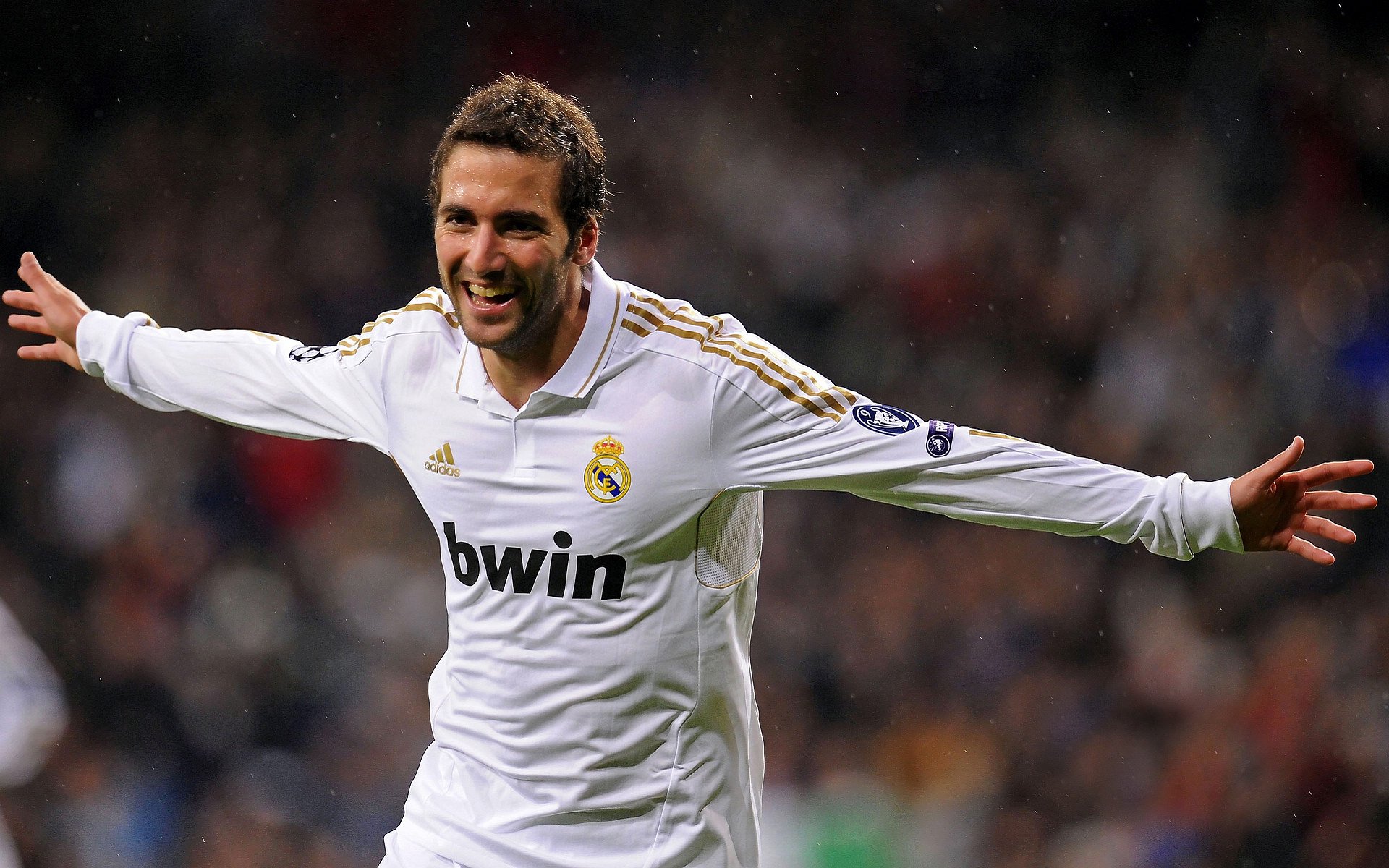 C罗对阵老东家完成梅开二度，c罗对视